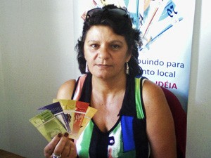 Maria Vani segura as notas de 'Comissari' no banco comunitário (Foto: Maria Vani de Caldas Villani/Arquivo Pessoal)